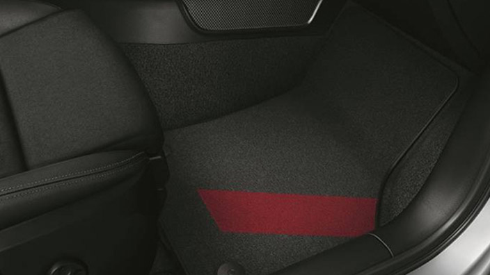 Audi A3 оригинальные текстильные коврики с красной декорацией.