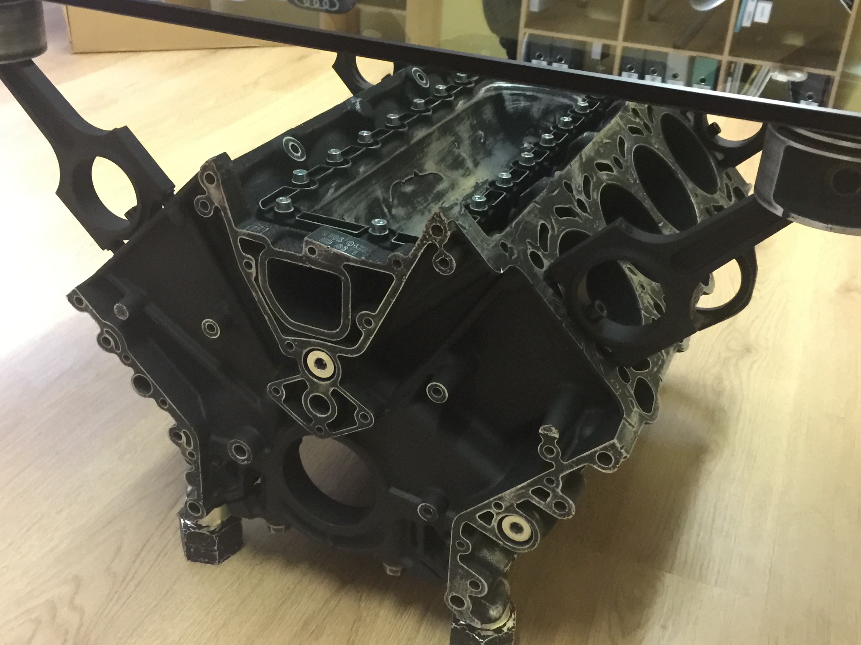 BMW V8 "brutal V1" стол